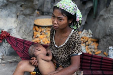 Bữa cơm nơi cửa hang
với hai người khách: Vợ chồng người anh Cao Bằn.