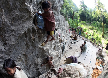 Đuổi nhau quanh vách
đá là chò trơi chính của mấy đứa trẻ.