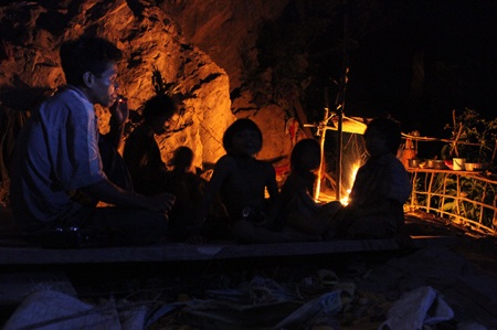Buổi tối trong hang
đá của gia đình anh Thắng.