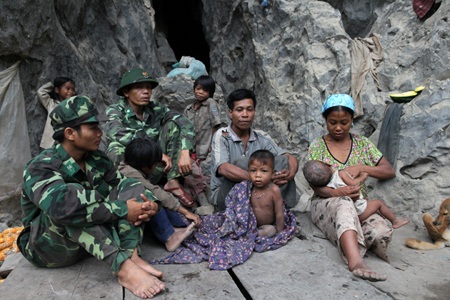 Cán bộ chiến sĩ Đồn
biên phòng Cà Xèng vào vận động gia đình anh Cao Thắng về lại bản.