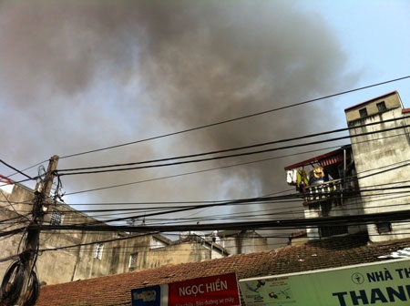 Đến 9h30 phút, đám cháy vẫn chưa có dấu hiệu dừng lại. 