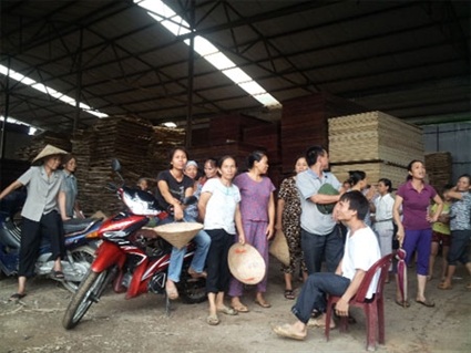“Đùa” với sinh kế của dân - 1 Người dân Đình Xuyên
những ngày mất việc.