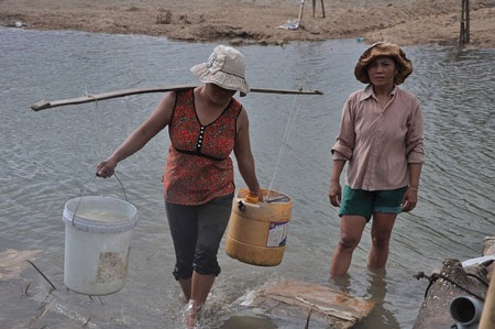 Hàng trăm hộ dân khốn khổ vì bị chặn dòng nước - 1 Thiếu nước sạch, người dân phải lấy nước sông sinh hoạt