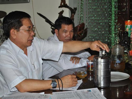 Vụ thịt kho có dòi: Không biết dòi ở đâu ra (?!) - 2 ...và chiếc cà-mên
đựng các suất ăn được đậy cẩn thận