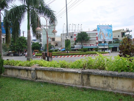 Phá dỡ bức tường tại công viên lớn nhất Quảng Ngãi - 1 Bức tường rào được phá dỡ tạo không gian thông thoáng và hợp lý cho công viên Ba Tơ