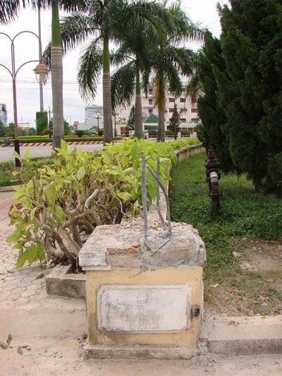 Phá dỡ bức tường tại công viên lớn nhất Quảng Ngãi - 2 Bức tường rào được phá dỡ tạo không gian thông thoáng và hợp lý cho công viên Ba Tơ