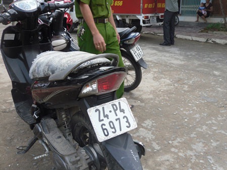 Chiếc xe máy bị kẻ gian bỏ lại bên đường Đoàn Thị Điểm (phường
Cốc Lếu).