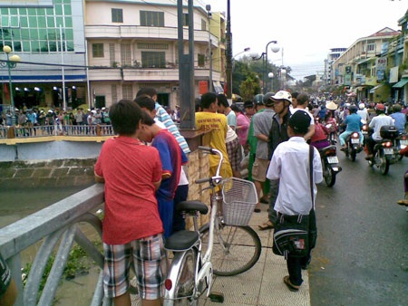 Hàng trăm người đứng kín hiện trường