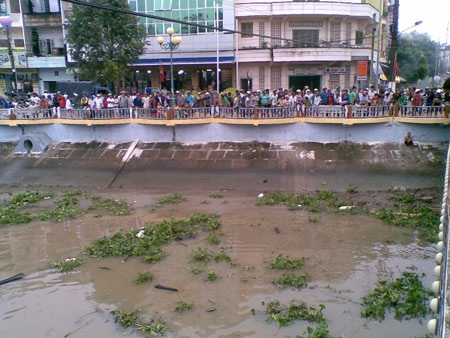 Hàng trăm người đứng kín hiện trường