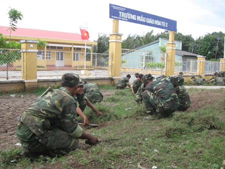 Cán bộ, chiến sĩ quân đội tham gia xậy dựng nông thôn mới - 3 Cán bộ, chiến sĩ quân đội tham gia xậy dựng nông thôn mới