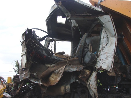 Hai xe tải nát đầu sau cú tông nhau trên cầu - 1 Hình ảnh chiếc xe tải sau cú tông kinh hoàng