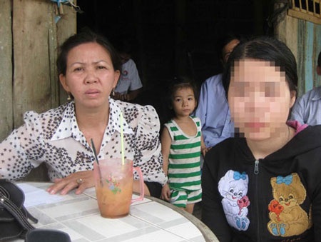 Chị Q.T.B.H (bìa phải) đã chạy trốn khỏi khách sạn vì bị người chồng Trung Quốc bạo hành tình dục