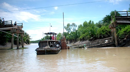 Cầu Kho Lúa bị sà lan tông sập - Ảnh: Mậu Trường