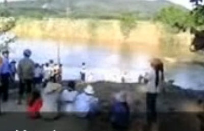 Chòng chành qua sông Ngàn Sâu - 1 Cảnh người dân và học sinh xã Phương Mỹ vạ vật chờ đò mỗi ngày (Ảnh chụp từ clip)