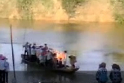 Chòng chành qua sông Ngàn Sâu - 2 Một chuyến đò đầy qua sông (Ảnh chụp từ clip)