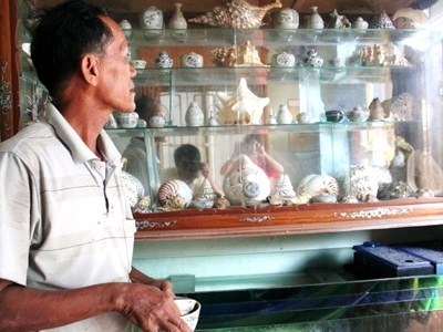 Cổ vật chen lẫn vỏ ốc
biển trưng trong tủ của gia đình một ngư dân Gành Cả. Ảnh: Nguyễn Huy.