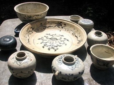 Cổ vật chen lẫn vỏ ốc
biển trưng trong tủ của gia đình một ngư dân Gành Cả. Ảnh: Nguyễn Huy.