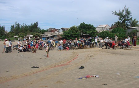 Cuộc chiến tranh giành “kho báu” dưới đại dương - 2 Hàng trăm người dân đổ xô ra biển mong tìm cổ vật