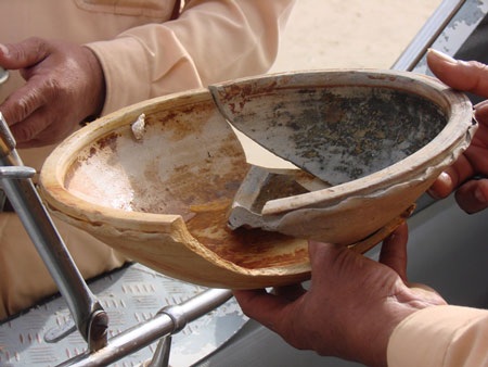 Những mảnh vỡ cổ vật trên dải cát trắng - 4 Người lớn lặn tìm dưới đáy biển, trẻ em nhặt mảnh vỡ trên bờ.
