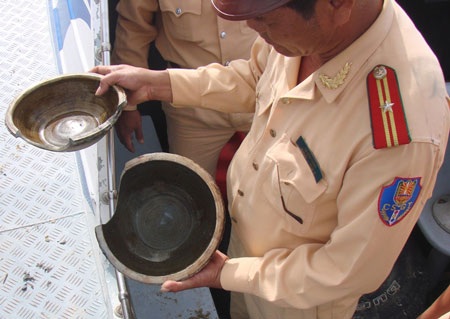 Những mảnh vỡ cổ vật trên dải cát trắng - 5 Người lớn lặn tìm dưới đáy biển, trẻ em nhặt mảnh vỡ trên bờ.