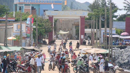 Hàng ngàn người về quê hương đội hùng binh Hoàng Sa nghỉ lễ 2/9 - 1 Lượng du khách đổ về Lý Sơn tăng mạnh