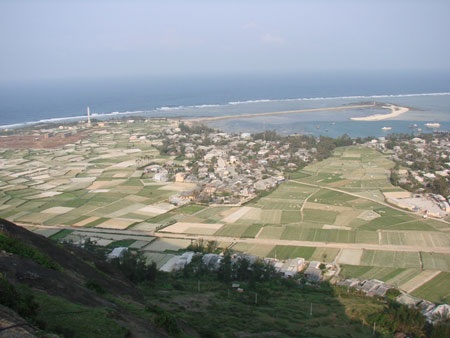 Hàng ngàn người về quê hương đội hùng binh Hoàng Sa nghỉ lễ 2/9 - 2 Ngắm đảo Lý Sơn từ đỉnh núi Thới Lới