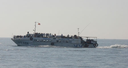 Hàng ngàn người về quê hương đội hùng binh Hoàng Sa nghỉ lễ 2/9 - 3 Tàu cao tốc chở khách ra đảo bị quá tải