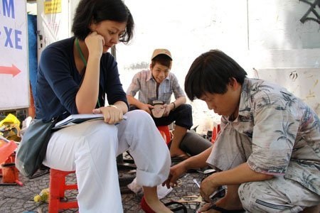 Người thợ vỉa hè sửa giày ngàn đô cho “sao” Việt - 2 Người nước ngoài là khách hàng quen của Văn
