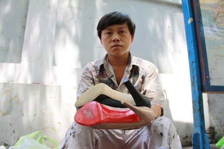 Người thợ vỉa hè sửa giày ngàn đô cho “sao” Việt - 3 Những đôi giày Văn đang cầm có giá cả ngàn đô.