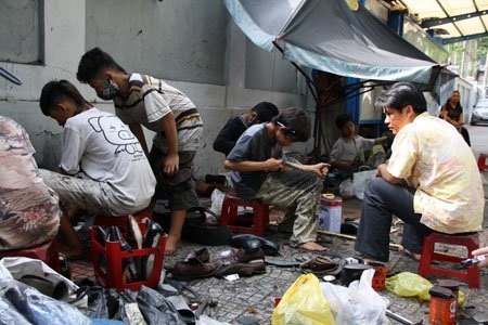 Người thợ vỉa hè sửa giày ngàn đô cho “sao” Việt - 4 Lề đường là chốn mưu sinh