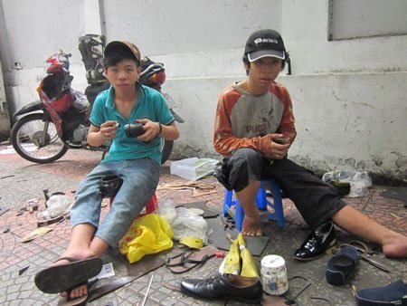Người thợ vỉa hè sửa giày ngàn đô cho “sao” Việt - 5 Cặp thợ song sinh Thuận-Hòa