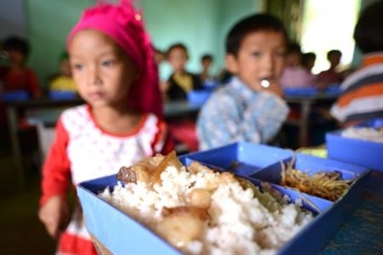 Ngày khai trường và bữa cơm có thịt - 1 Các bé ngồi ngay ngắn trong lớp chờ bữa cơm trưa.