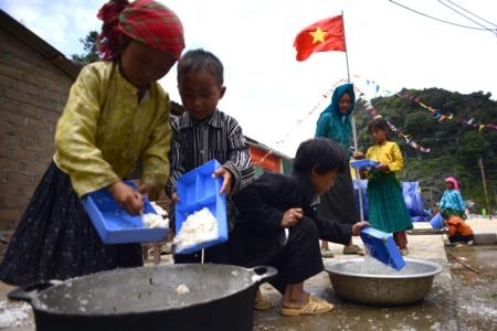 Ngày khai trường và bữa cơm có thịt - 4 Đổ cơm thừa vào đúng nơi quy định để nhà trường tăng gia.