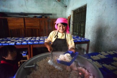 Ngày khai trường và bữa cơm có thịt - 5 Lầu Thị May đang chia cơm cho học sinh - em là một trong 5 người