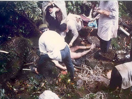 Các bác sĩ pháp y phẫu tích tử thi một vụ tai nạn máy bay. Ảnh: VIỆN PHÁP Y QUỐC GIA