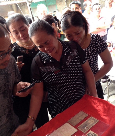 Con gái liệt sĩ Đoàn
(thứ hai từ phải sang) bật khóc khi nhìn thấy các kỷ vật.