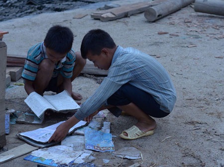 Sách vở bị cuốn sạch trước thềm năm học mới