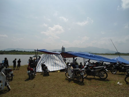 Cả làng tìm nữ sinh mất tích bí ẩn - 2 Lo con rớt xuống đập, gia đình và người dân nỗ lực lặn tìm từ hôm qua đến nay nhưng chưa có kết quả