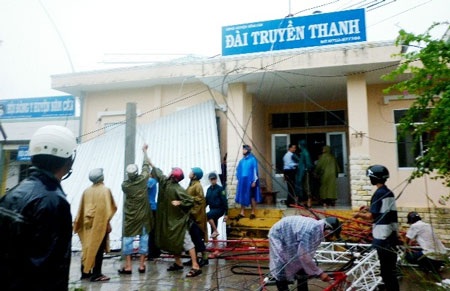 Mưa lốc tàn phá ven biển Cà Mau - 5 Gió xoáy làm đổ sập cột ăng ten Đài truyền thanh
huyện Năm Căn