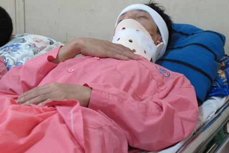 Thang máy rơi tự do, hai công nhân trọng thương - 1 Anh Phan Thanh Sĩ bị chấn thương cột sống cổ.