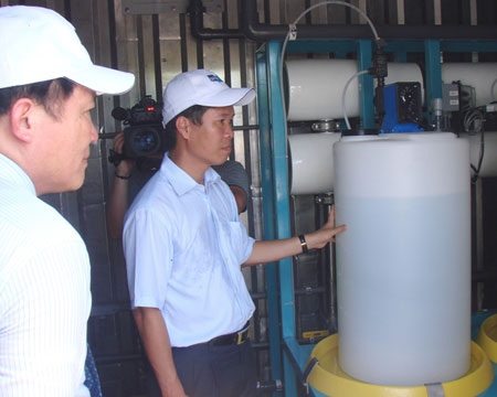 Đảo Bé hân hoan đón hệ thống “biến” nước biển thành nước ngọt - 4 Bí thư Tỉnh ủy Quảng Ngãi tham quan công trình.
