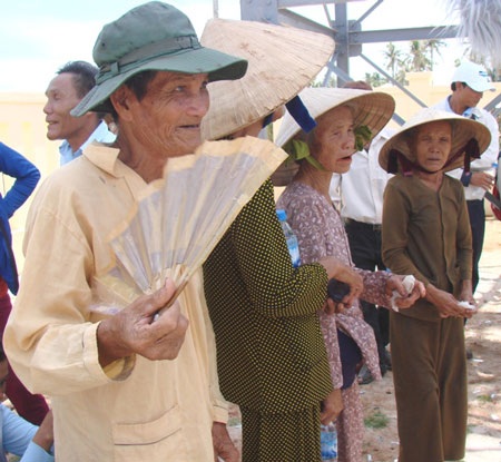 Đảo Bé hân hoan đón hệ thống “biến” nước biển thành nước ngọt - 2 Niềm vui trên đảo khát