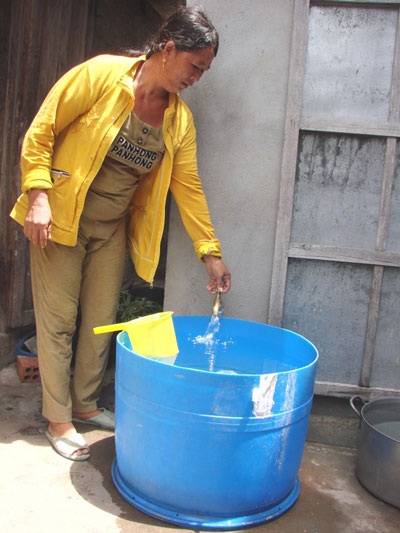 Đảo Bé hân hoan đón hệ thống “biến” nước biển thành nước ngọt - 3 Người dân khoe đường ống dẫn nước sạch về tận nhà