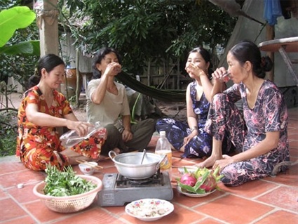 Khi đàn bà miền Tây… nhậu - 1 Cảnh nhậu của phụ nữ
miền Tây.