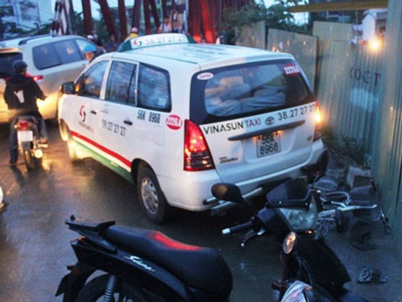 Taxi tuột dốc cầu, nhiều người vứt xe bỏ chạy - 1 Hiện trường vụ tai
nạn gần cầu Đỏ (quận Bình Thạnh - TPHCM) chiều 12/9