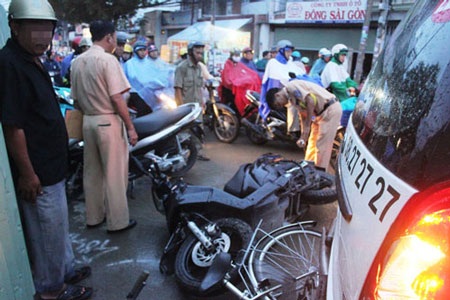 Taxi tuột dốc cầu, nhiều người vứt xe bỏ chạy - 2 Xe taxi tông hàng
loạt xe máy, xe đạp