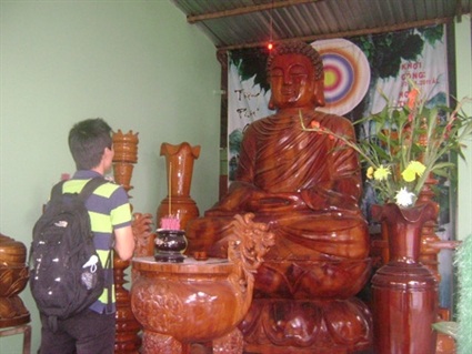 Tượng Phật bằng gốc cây gõ có nguồn gốc từ nghệ thuật dân gian Việt Nam, với sự kết hợp hài hòa giữa sự truyền thống và hiện đại. Tác phẩm này càng làm nổi bật vẻ đẹp tự nhiên, bên cạnh tính nghệ thuật của nó. Hãy đến và khám phá những bí mật ẩn giấu trong tượng Phật bằng gốc cây gõ.