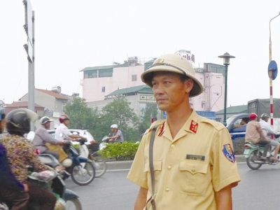 Cảnh sát giao thông làm xe ôm, lái taxi - 1 Trung tá Kiên nén nỗi
buồn từ bi kịch gia đình để hoàn thành nhiệm vụ. Ảnh: Đình Thắng .