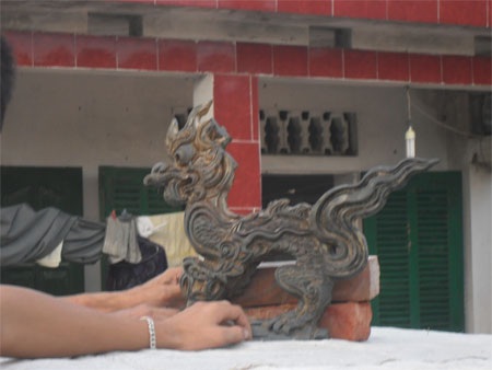 Đào móng nhà phát hiện nghê đá cổ - 1 Nghê đá xanh được phát hiện dưới lòng đất