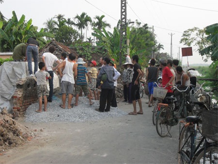 Đào móng nhà phát hiện nghê đá cổ - 2 Nhiều người hiếu kỳ đến xem con nghê đá
